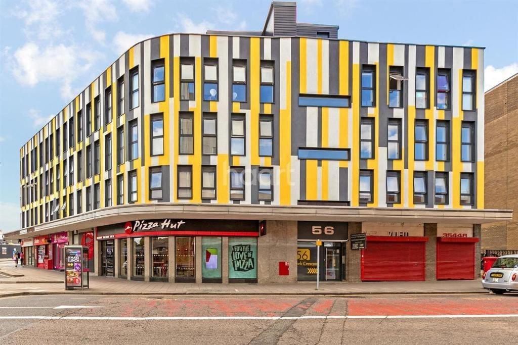 Park Street Apartment Luton By Hostaguest Extérieur photo